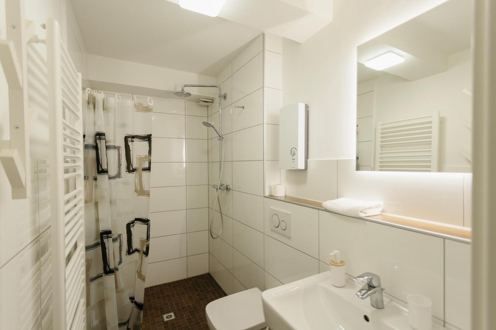 Central Apartment With Terrace Duisburg Exterior foto